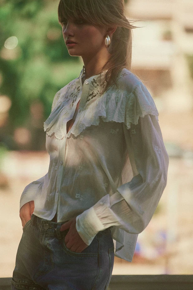 CAMISA CON VOLANTES Y DETALLES