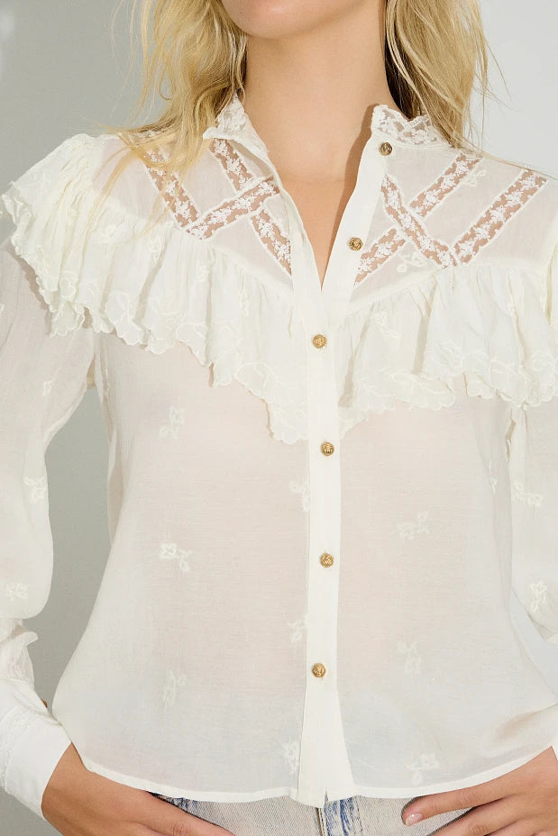 CAMISA CON VOLANTES Y DETALLES