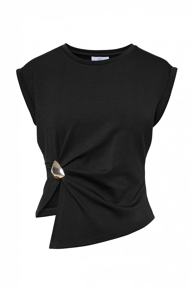 Camiseta con hebilla metálica