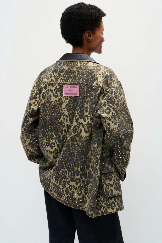 Chaqueta con estampado animal y pedrería