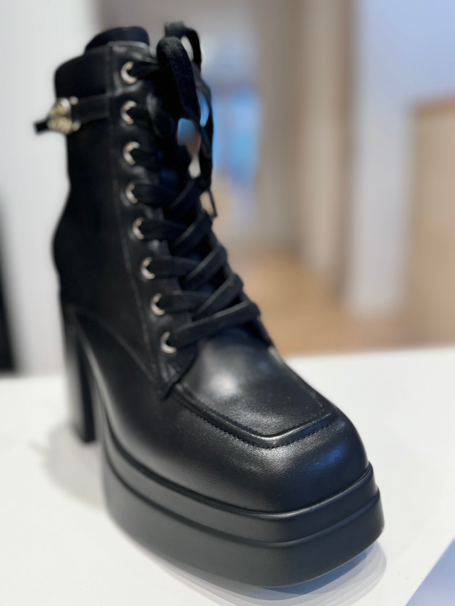 Botines negros con cordones