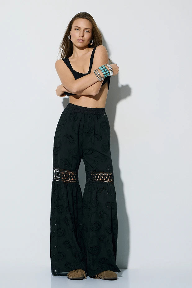 PANTALÓN NEGRO BORDADO