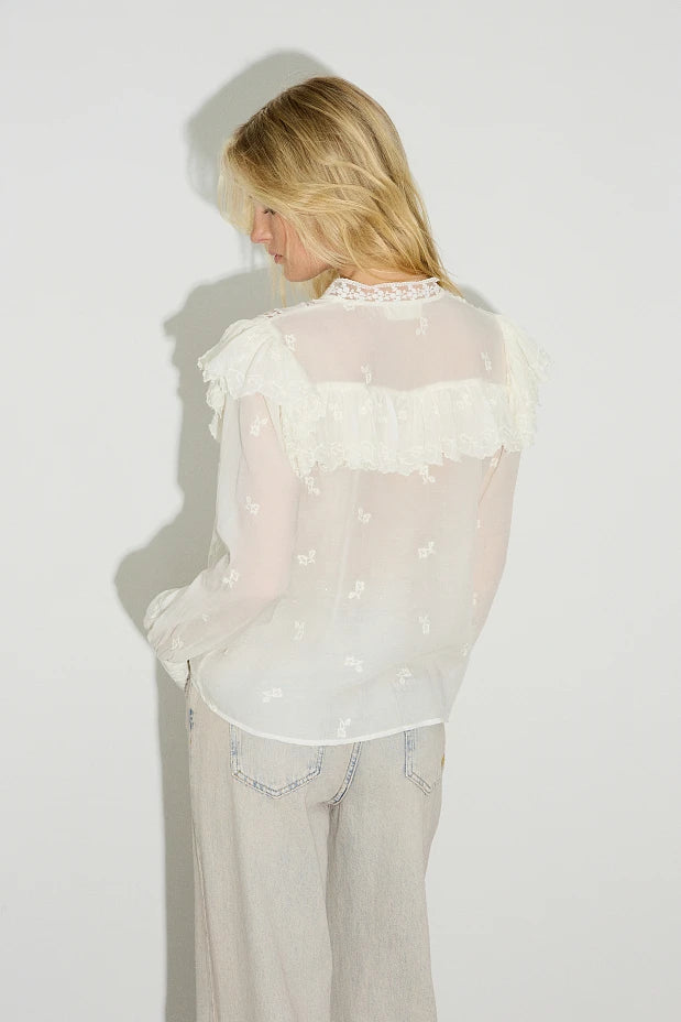 CAMISA CON VOLANTES Y DETALLES