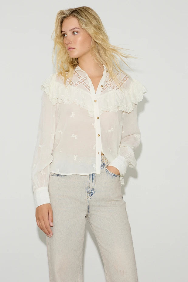 CAMISA CON VOLANTES Y DETALLES