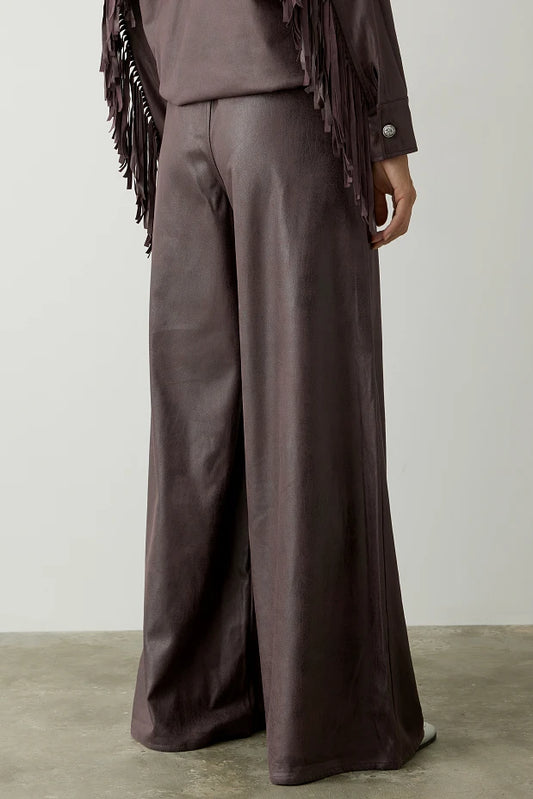 Pantalón ancho estilo cuero