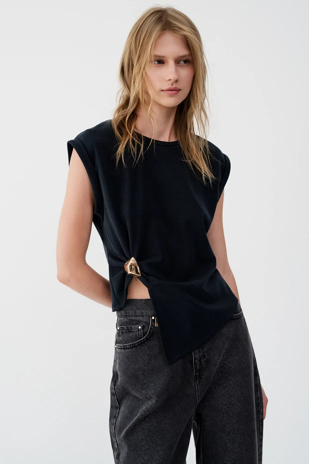 Camiseta con hebilla metálica