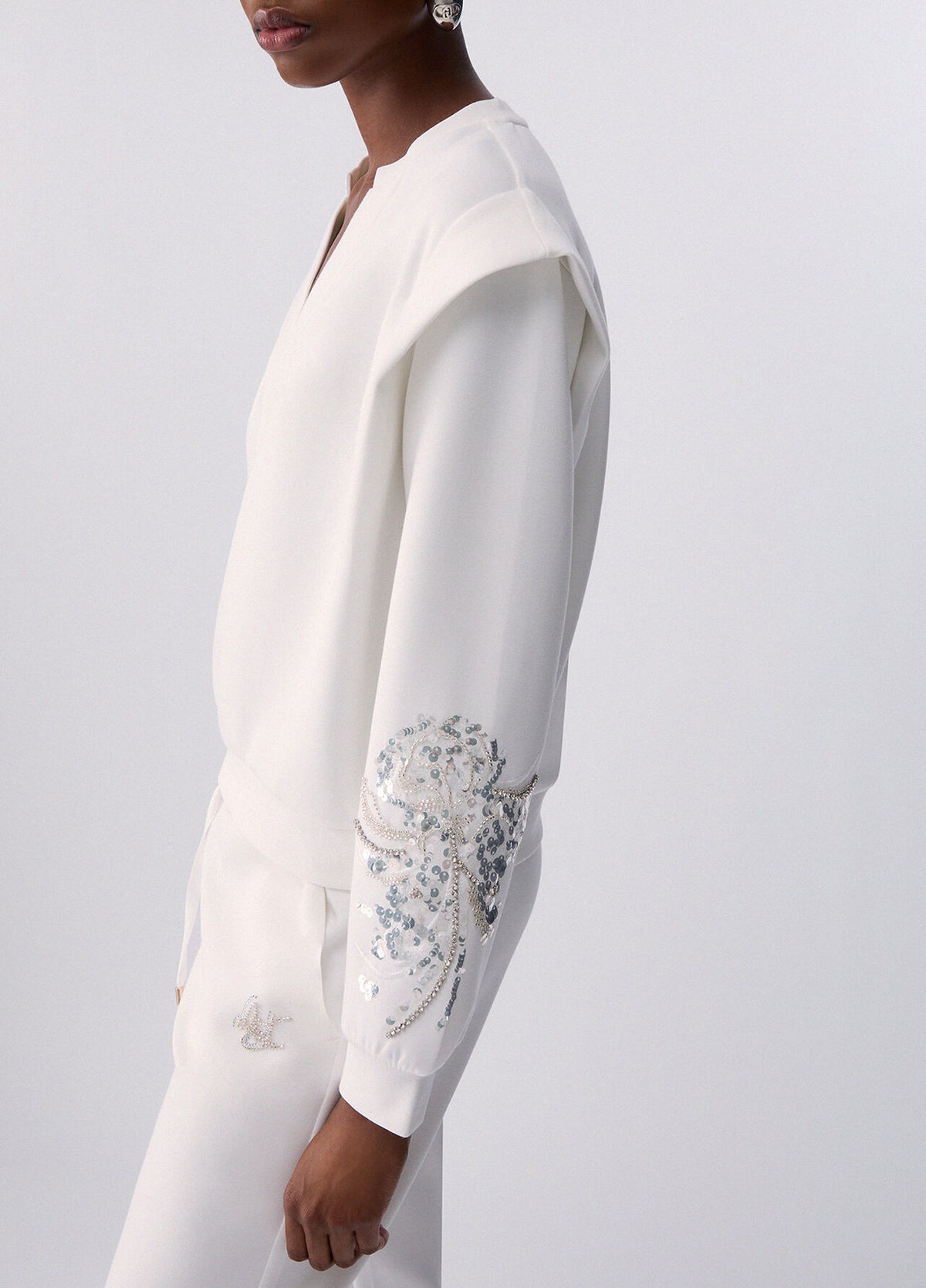 SUDADERA CON BORDADOS JOYA