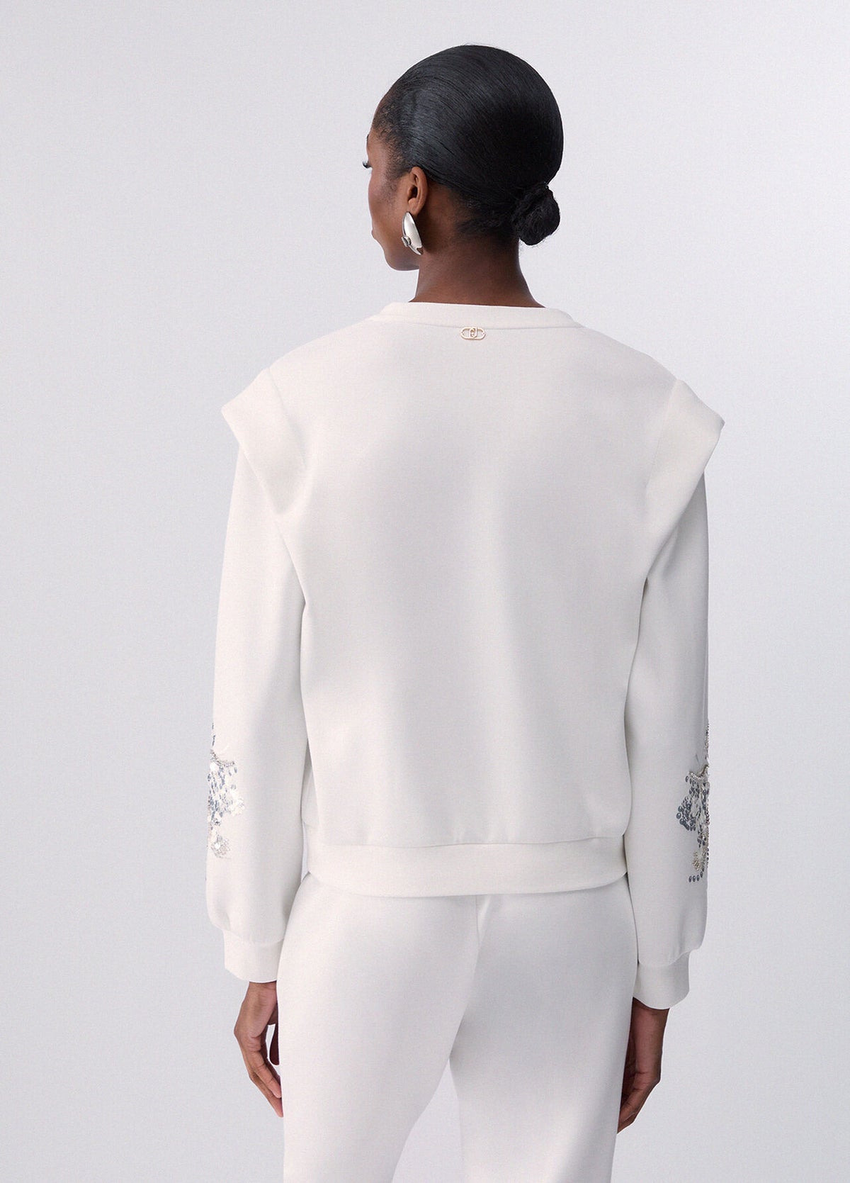 SUDADERA CON BORDADOS JOYA