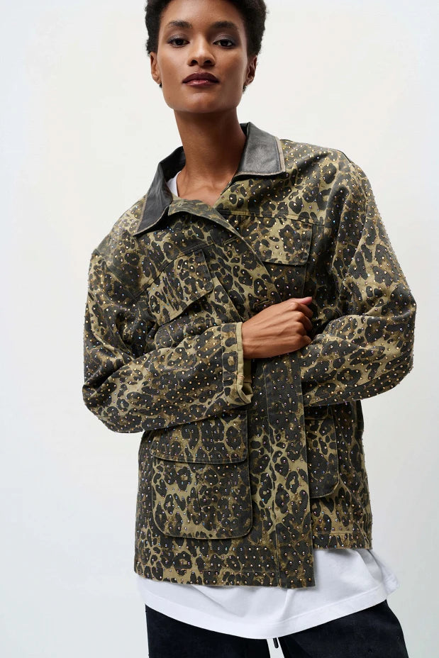 Chaqueta con estampado animal y pedrería