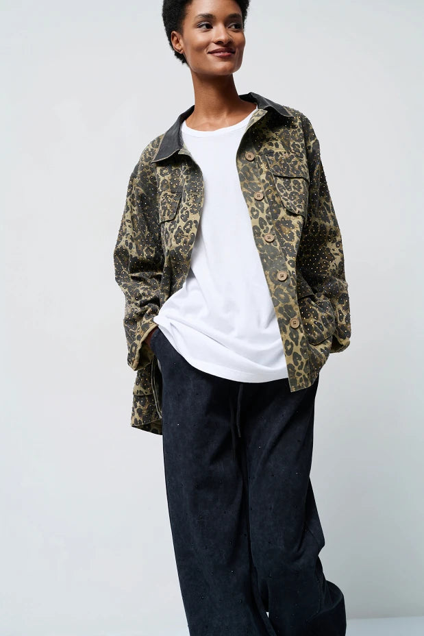 Chaqueta con estampado animal y pedrería