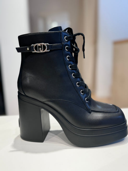 Botines negros con cordones