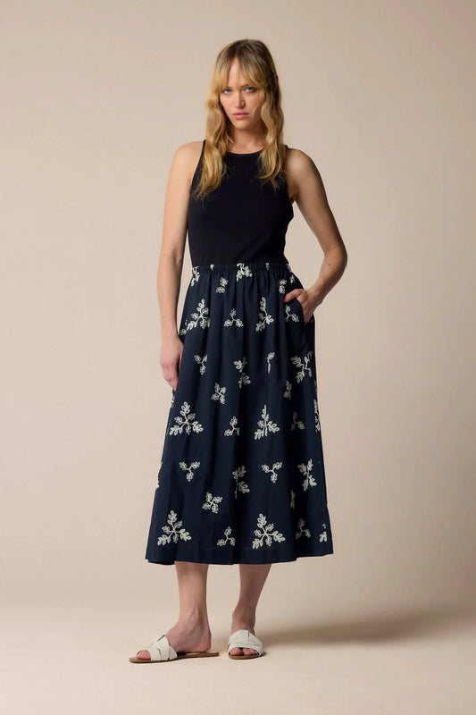 VESTIDO CON BORDADOS FLORALES