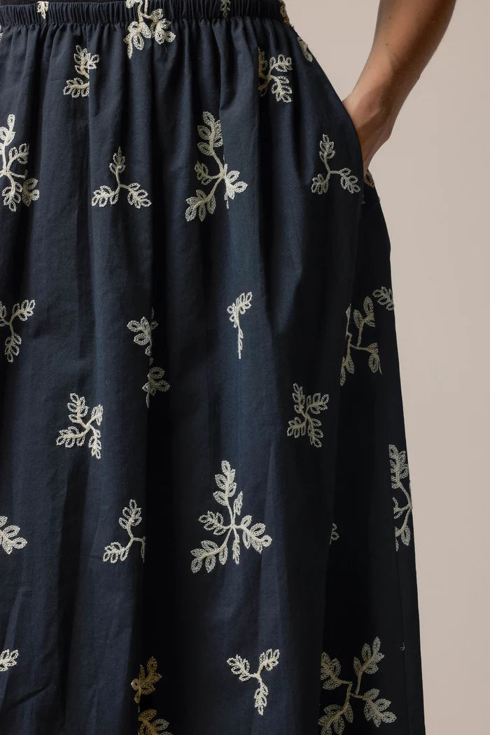 VESTIDO CON BORDADOS FLORALES