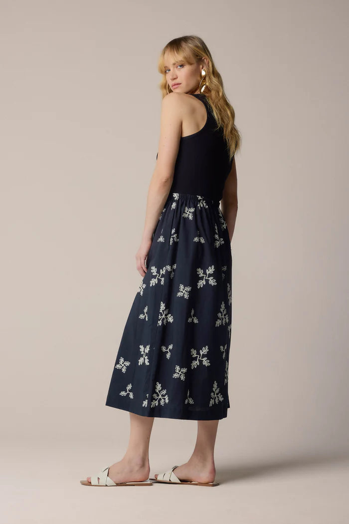 VESTIDO CON BORDADOS FLORALES
