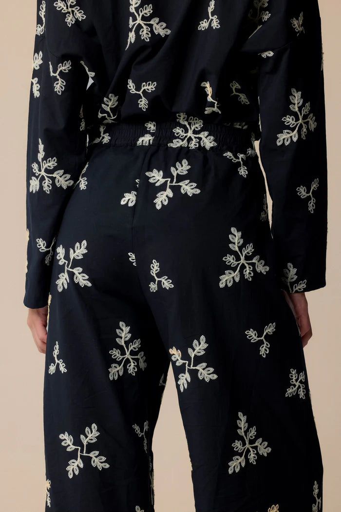 PANTALÓN CON BORDADOS FLORALES