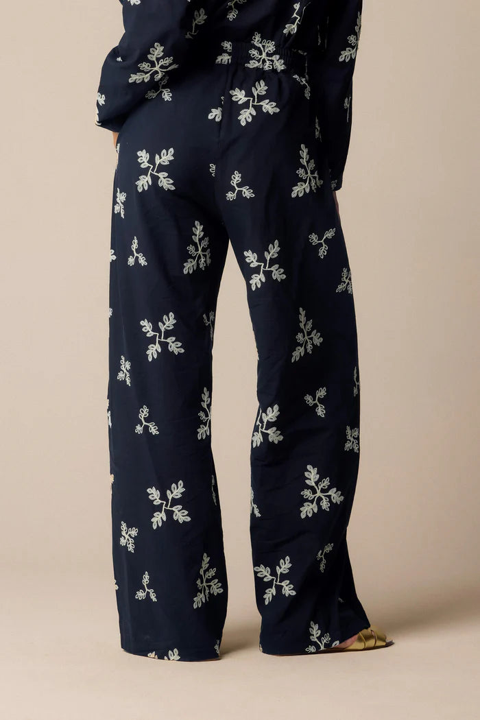PANTALÓN CON BORDADOS FLORALES